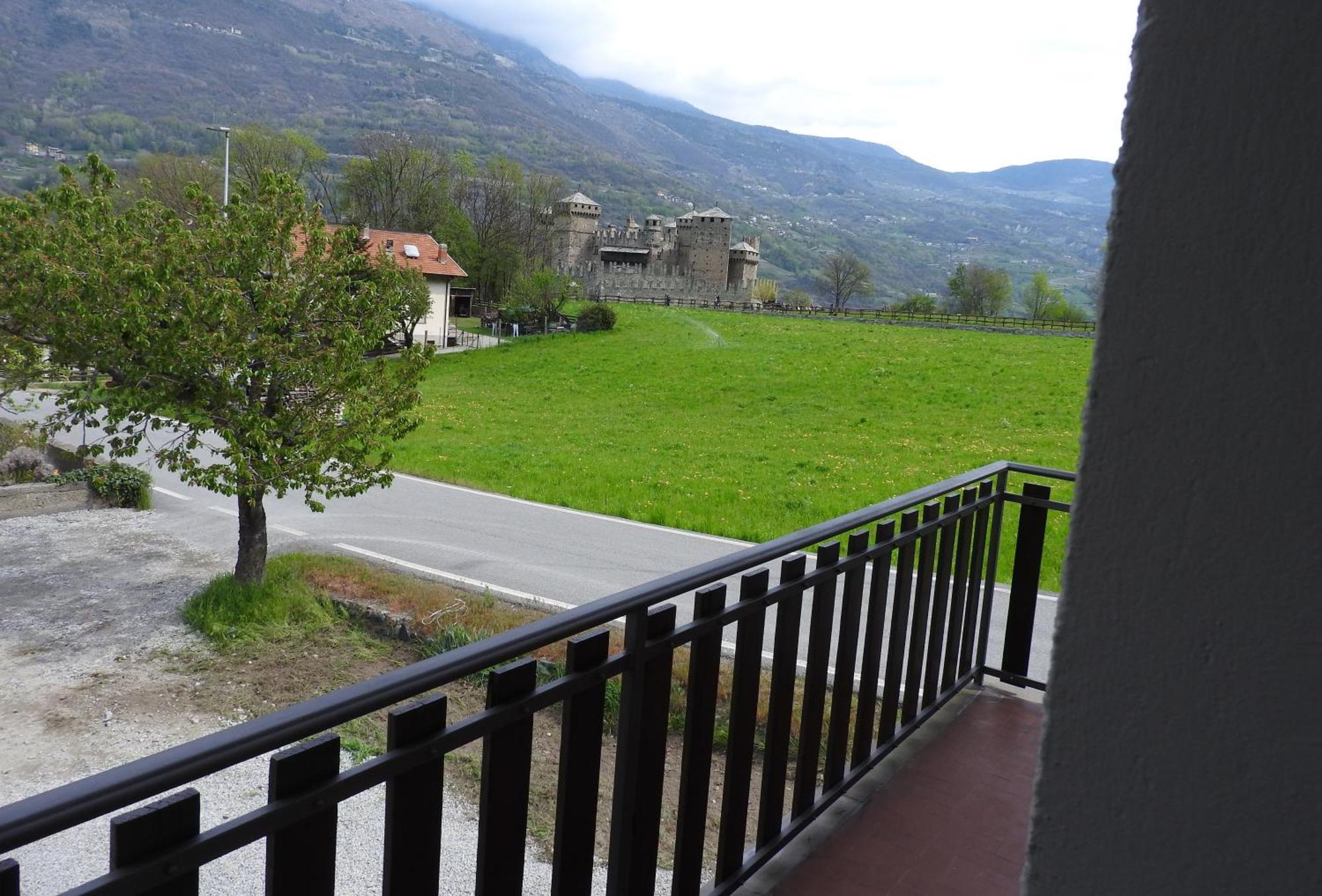 Vue Du Chateau Villa Fenis Exterior foto