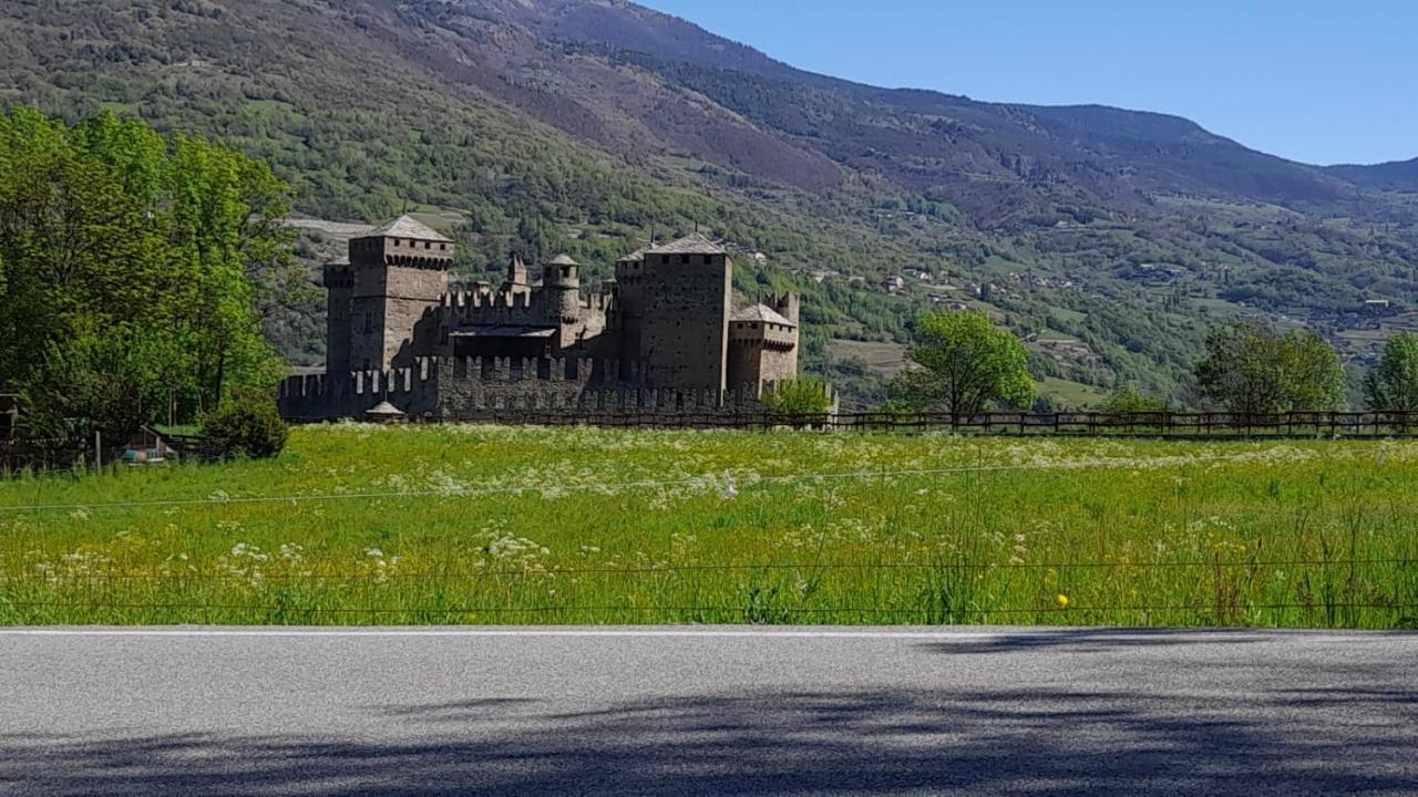 Vue Du Chateau Villa Fenis Exterior foto